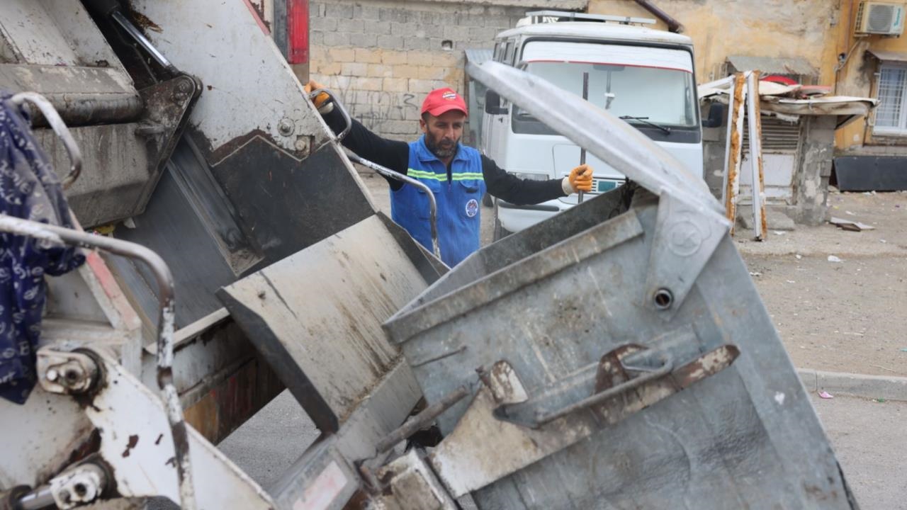 Akdeniz Belediyesi 65 Mahallede Çöp Konteynerlerini Yıkayıp Dezenfekte Ediyor