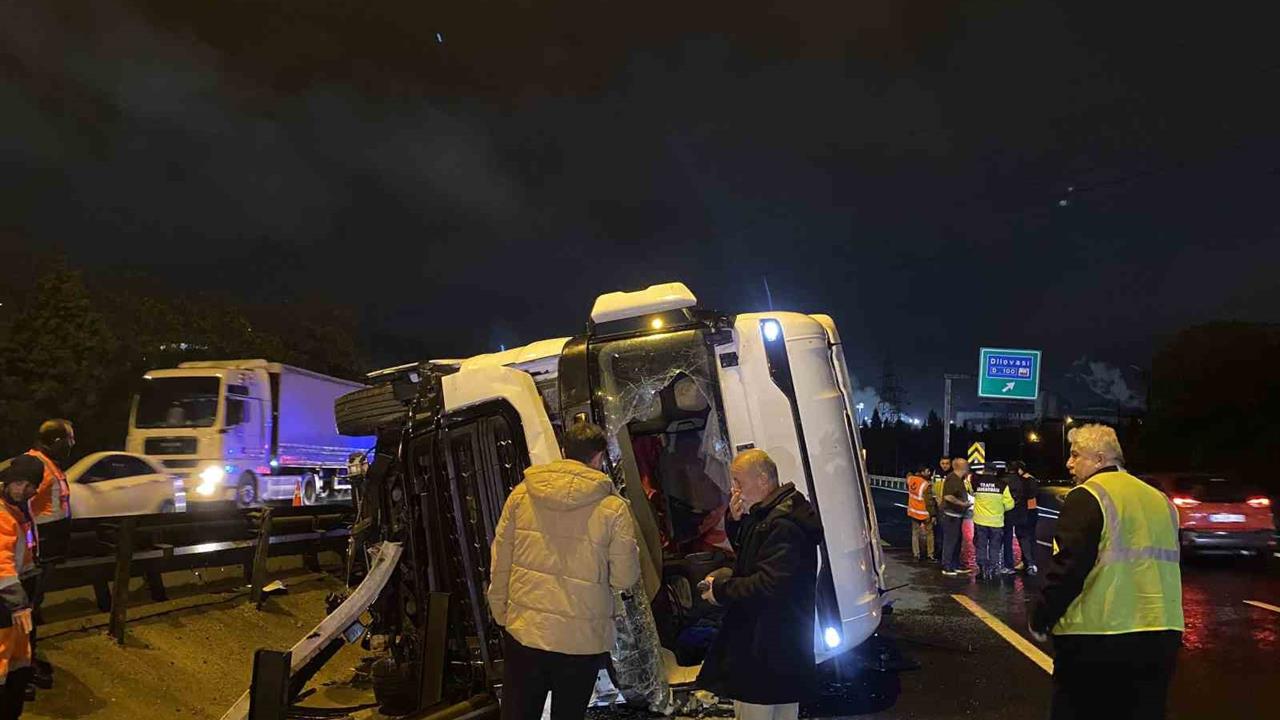 Kocaeli TEM Otoyolu'nda Devrilen Tır Sonucu Trafik Kontrol Altına Alındı