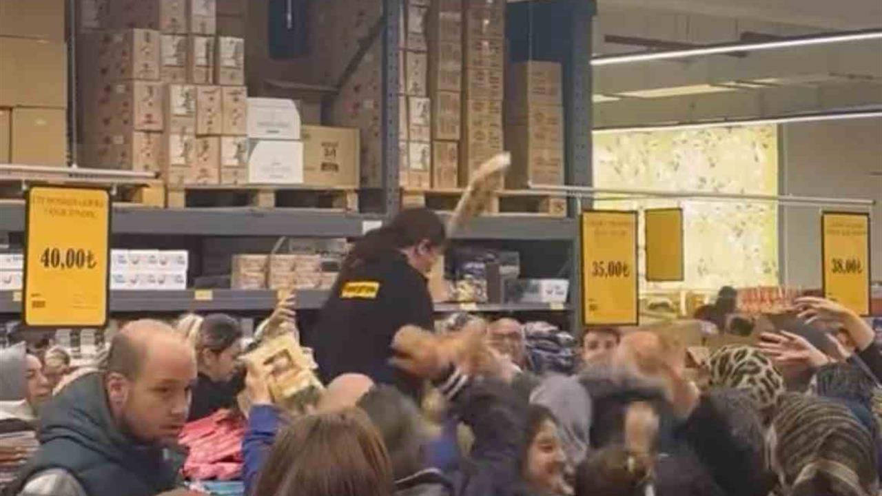 Bursa Nilüfer'de İndirim Kampanyası Nedeniyle İzdiham Yaşandı