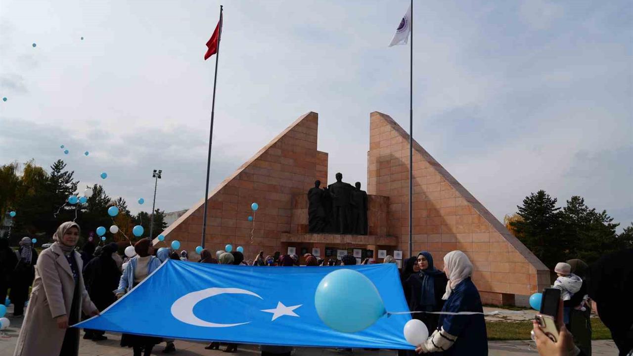 Erzurum'da Öğrenciler Doğu Türkistan İçin Mavi Beyaz Balonlar Bıraktı