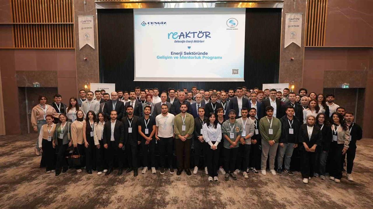 İstanbul'da Cengiz Enerji, Elektrik-Elektronik Mühendisliği Öğrencileri ile Bir Araya Geldi