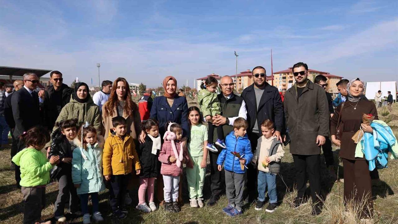 Ağrı'da Milli Ağaçlandırma Günü'nde Minikler Fidan Dikti