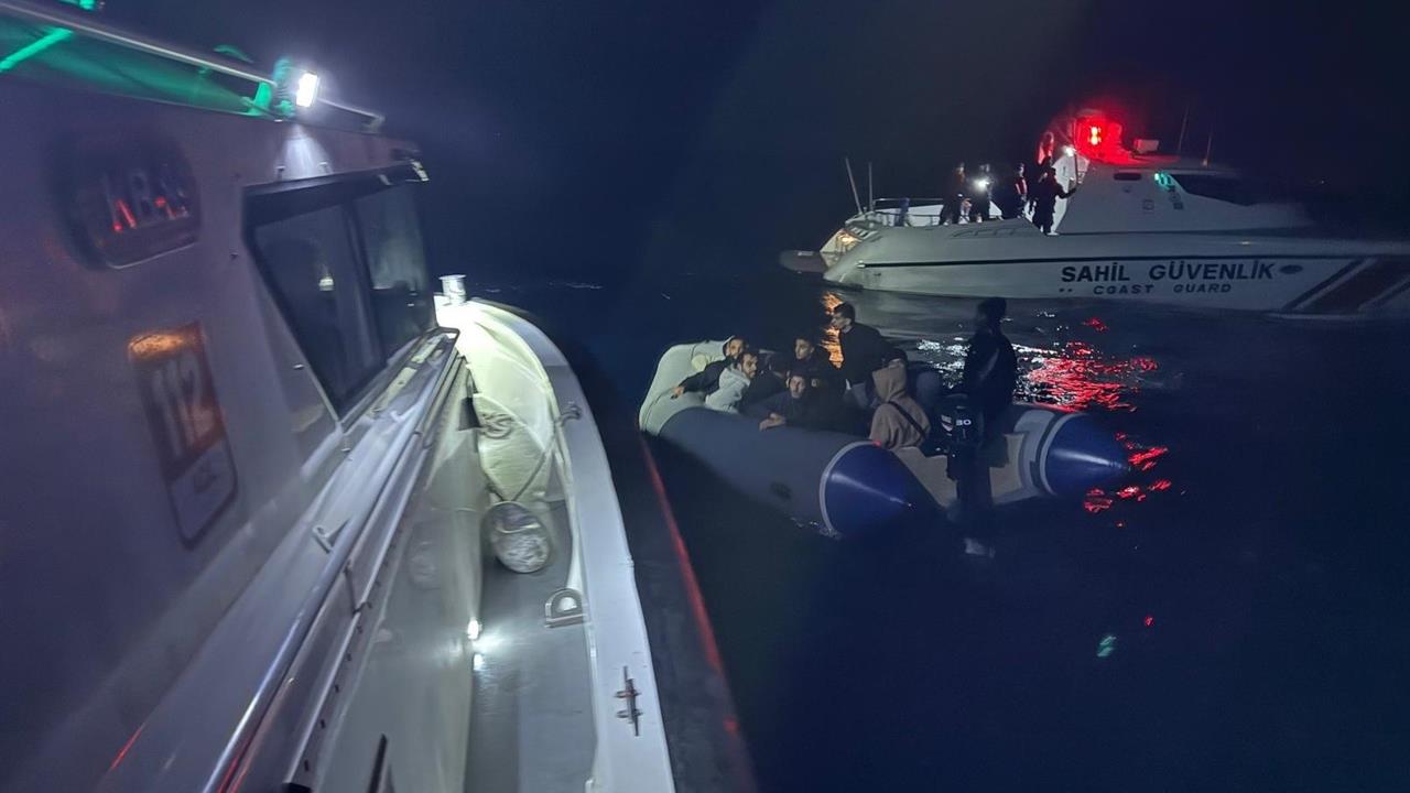İzmir Seferihisar açıklarında 27 Düzensiz Göçmen Yakalandı, 14 Kişi Kurtarıldı