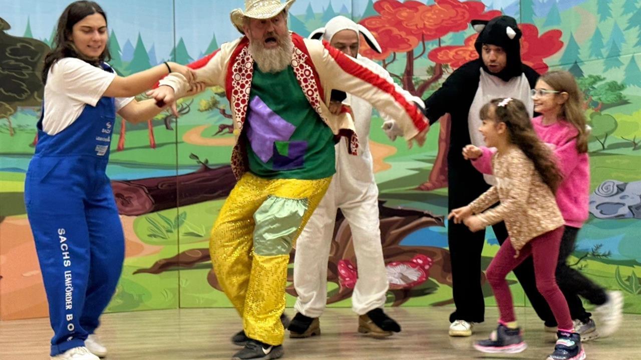 Gölcük'teki Öğrenciler İçin Ücretsiz Tiyatro Gösterimi Düzenlendi