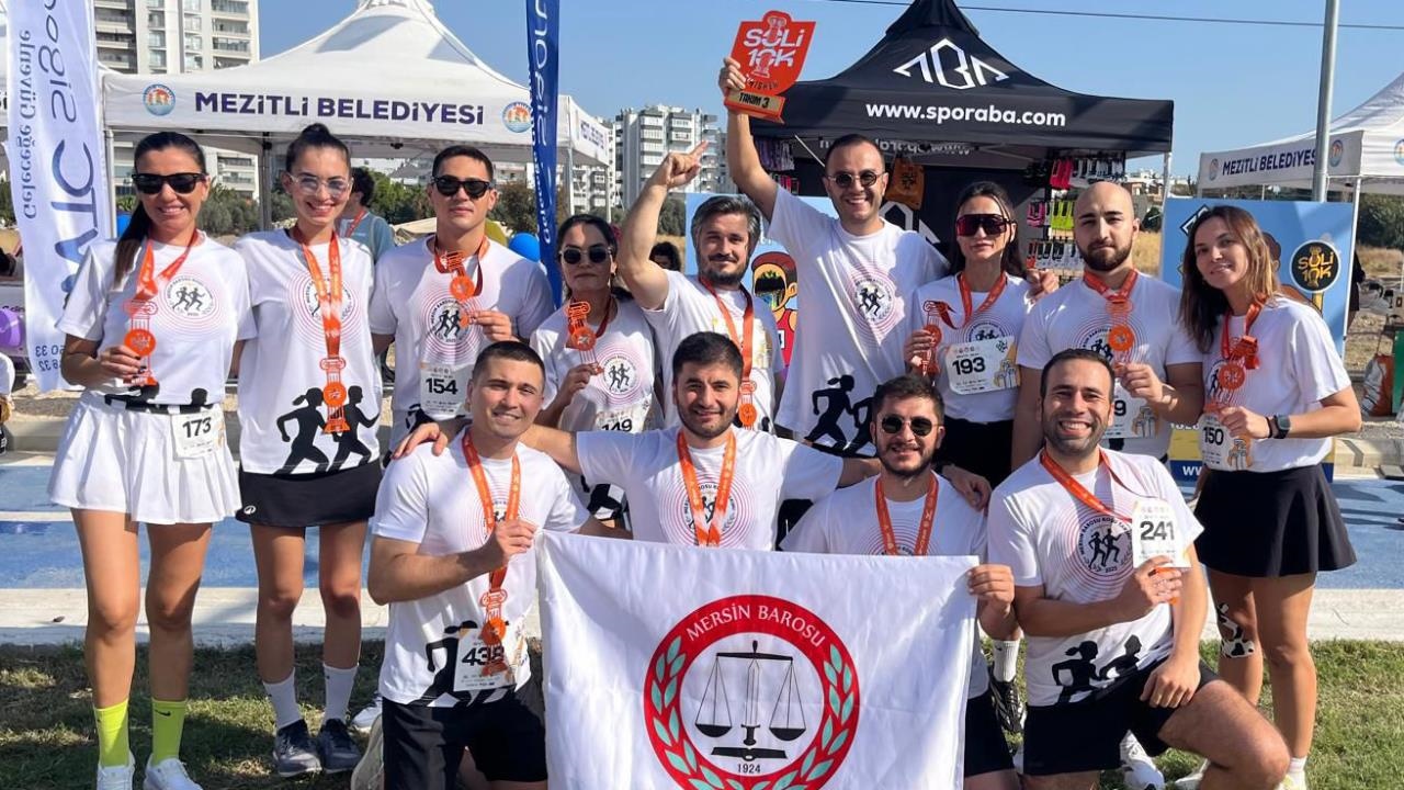 Mersin Barosu Avukatları Kupayı Kaldırdı: 1 Aylık Takım, 500 Rakip Arasında Kürsüde!