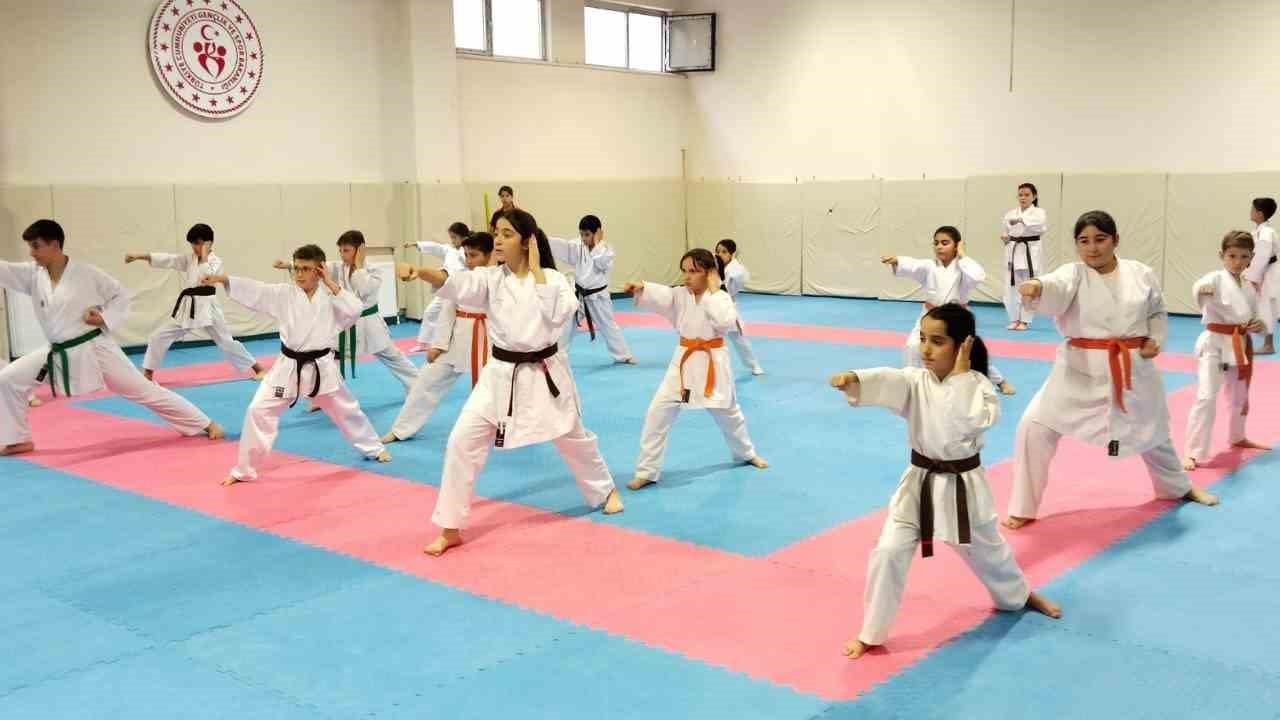 Eskişehir'de Karate Kış Okulu 3. Grup Eğitimleri Devam Ediyor