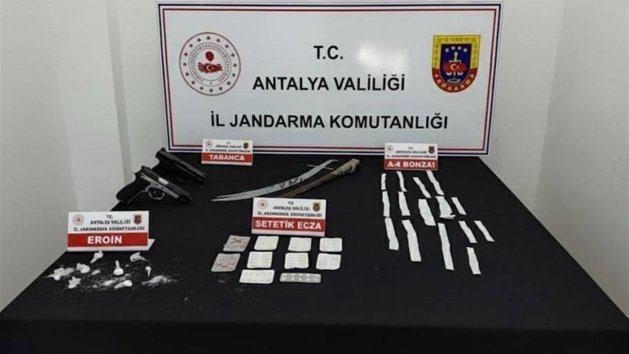 Antalya Kepez'de Uyuşturucu Madde ve Silah Ele Geçirildi