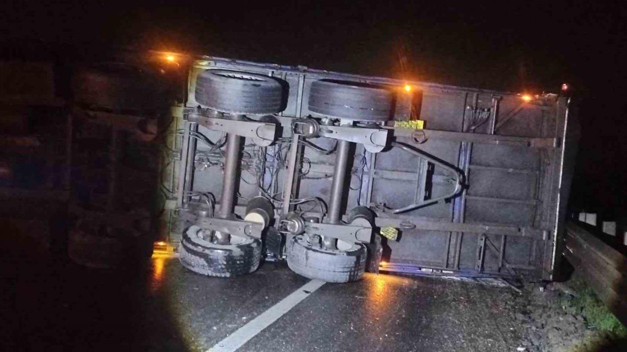 Bilecik Osmaneli'nde Meydana Gelen Tır Kazası Nedeniyle Yol Ulaşıma Kapandı