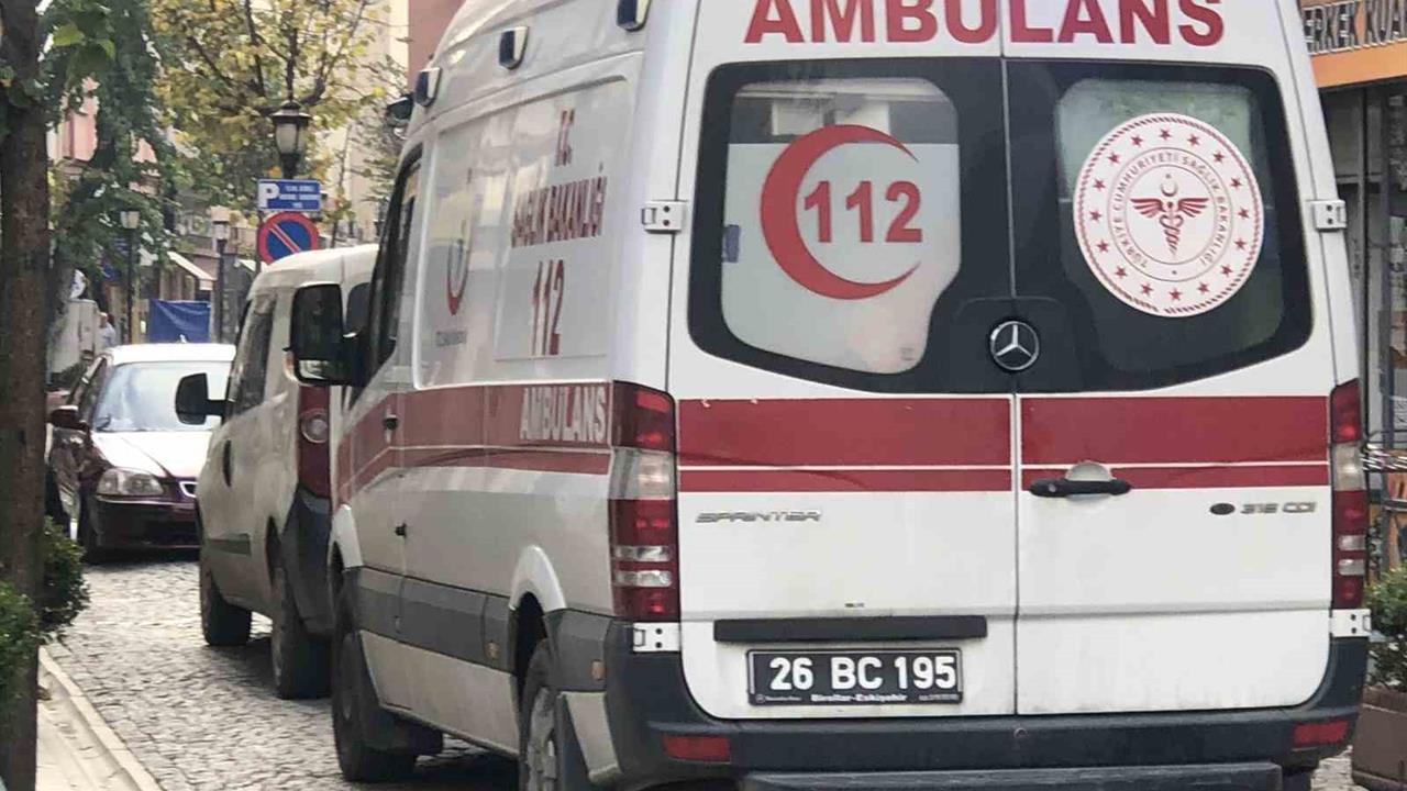 Eskişehir İstiklal Mahallesi'nde Ters Yönden Gelen Plakasız Otomobil Ambulansın İlerleyişini Engelledi