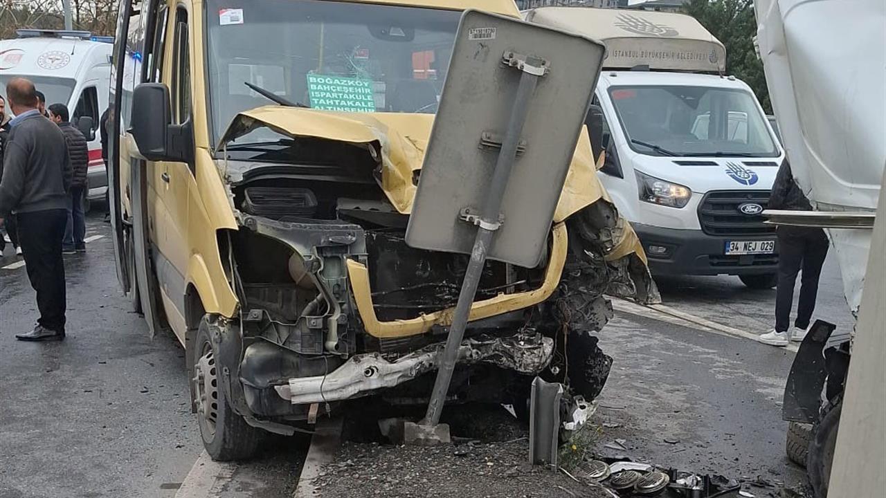 İstanbul Başakşehir'de Zincirleme Trafik Kazasında 12 Kişi Yaralandı