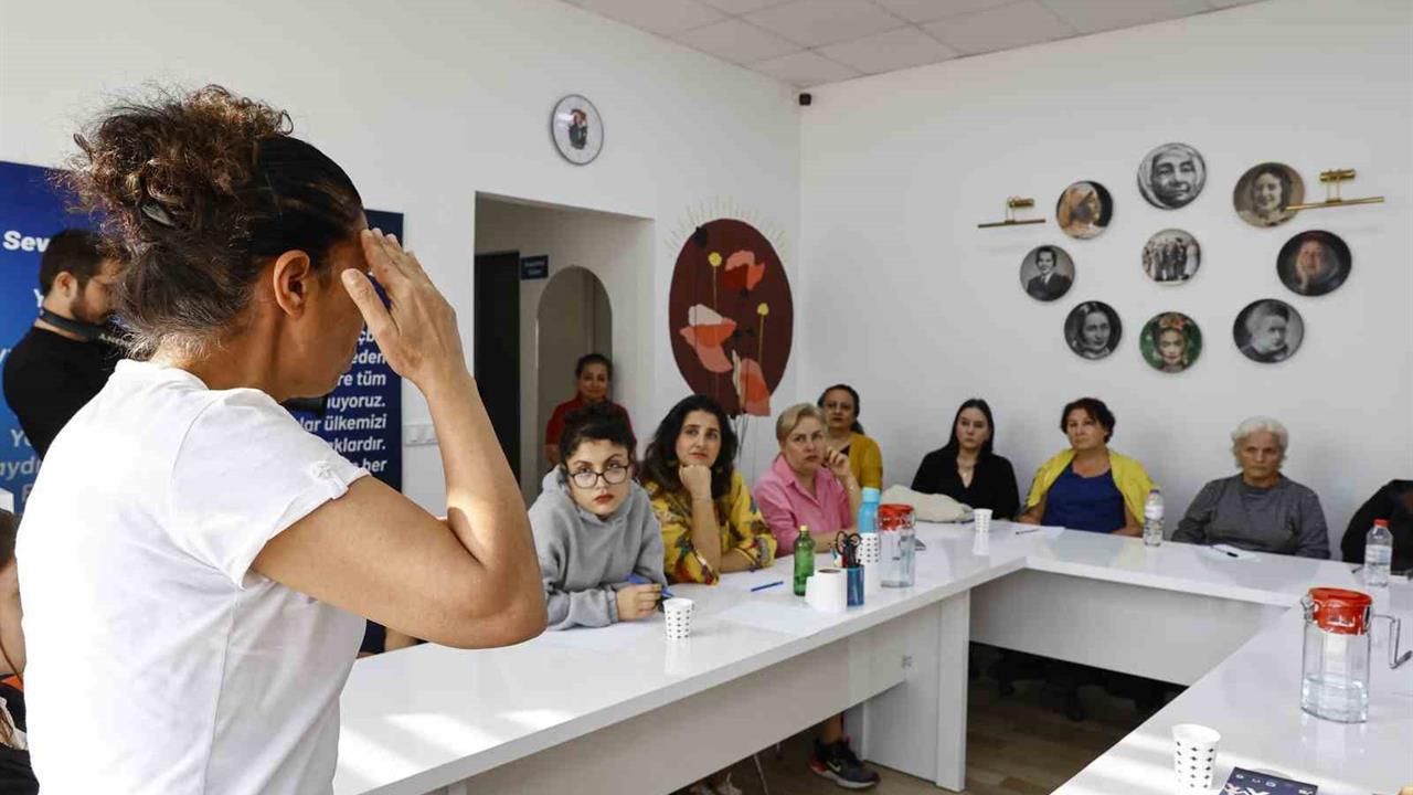 Antalya Kadın Danışma Merkezi'nde İşaret Dili Eğitimi Düzenleniyor