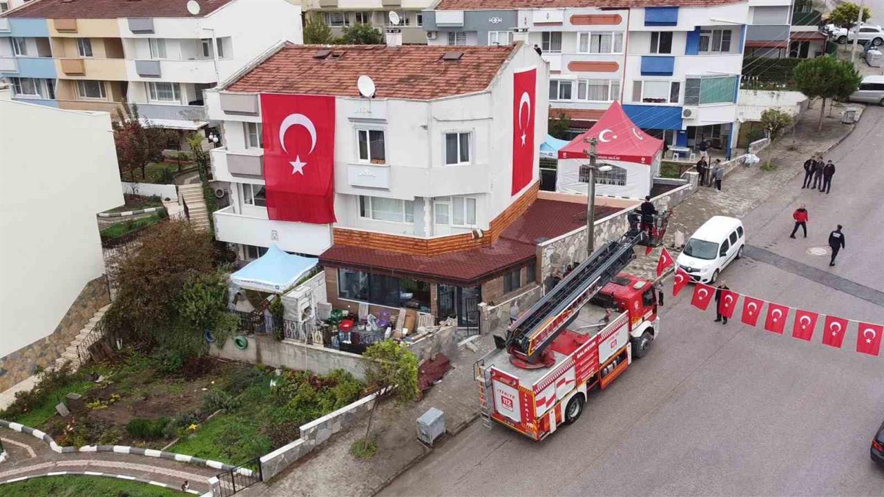 Balıkesir'de Şehidin Evine Türk Bayrağı Asıldı, 3 Çocuğu Var