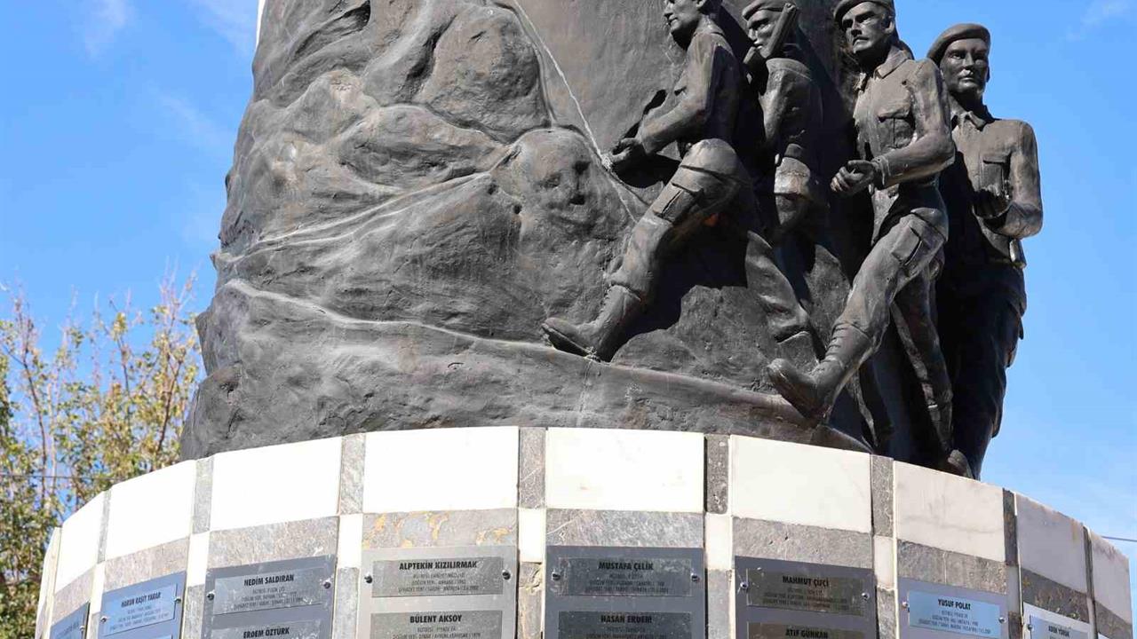 Antalya Büyükşehir Belediyesi, Şehitler Anıtı'nda Yenileme Çalışması Yaptı