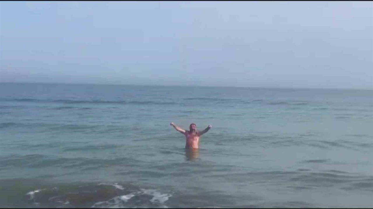 Samsun Atakum'da Kasım Ayında Denize Giren Bir Vatandaş Güneşin Tadını Çıkardı