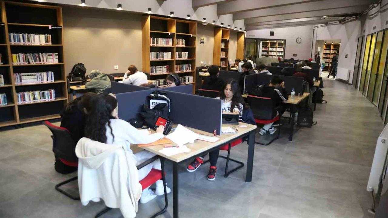 Kayseri Melikgazi'deki Akıl Küpü Kütüphaneleri Ara Tatilde Dolup Taşıyor