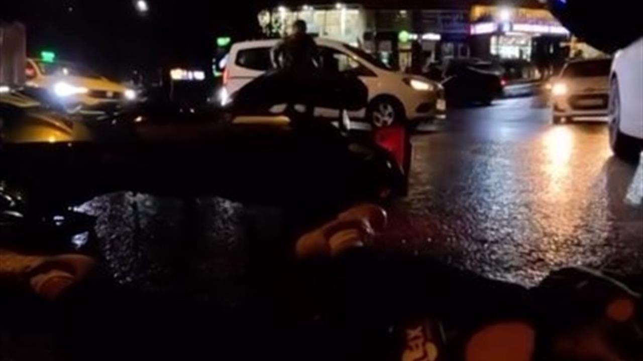 İstanbul Esenyurt'ta Motosikletliye Kavşaktan Dönüş Yapan Araç Çarptı