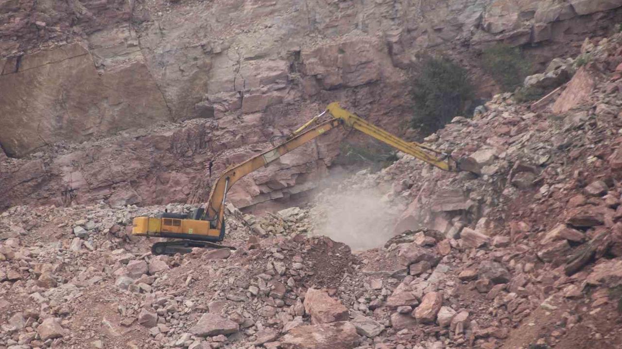 Ordu Fatsa'da Göçük Altında Kalan Kamyon Şoförü İçin Arama Çalışmaları Yeniden Başladı