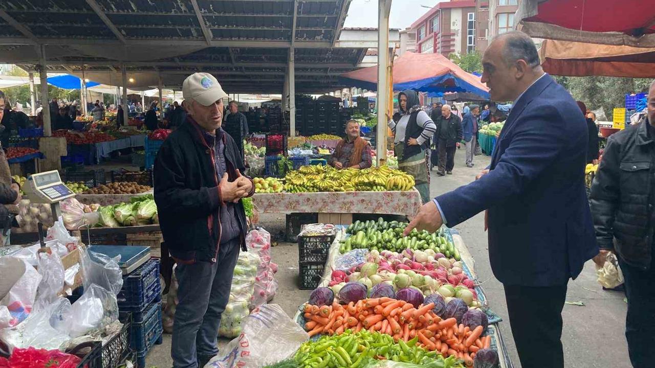 Muğla Yatağan'da Kaymakam Turgay İlhan Çarşamba Pazarı'nda Esnaflar ve Vatandaşlarla Bir Araya Geldi