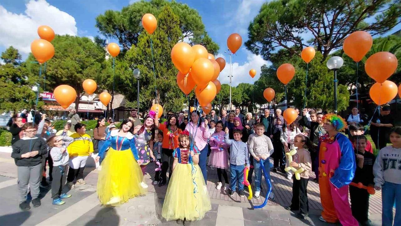 Aydın'ın Söke ilçesinde Lösemi'yi Yenen Masal İçin Balon Uçurma Etkinliği Düzenlendi