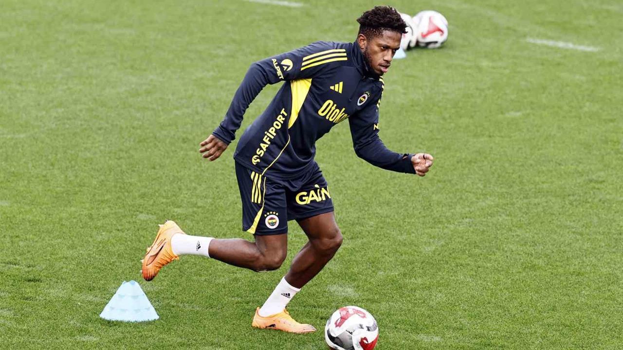 Fenerbahçe Kadrosu İle Antrenmanlarını Sürdürüyor