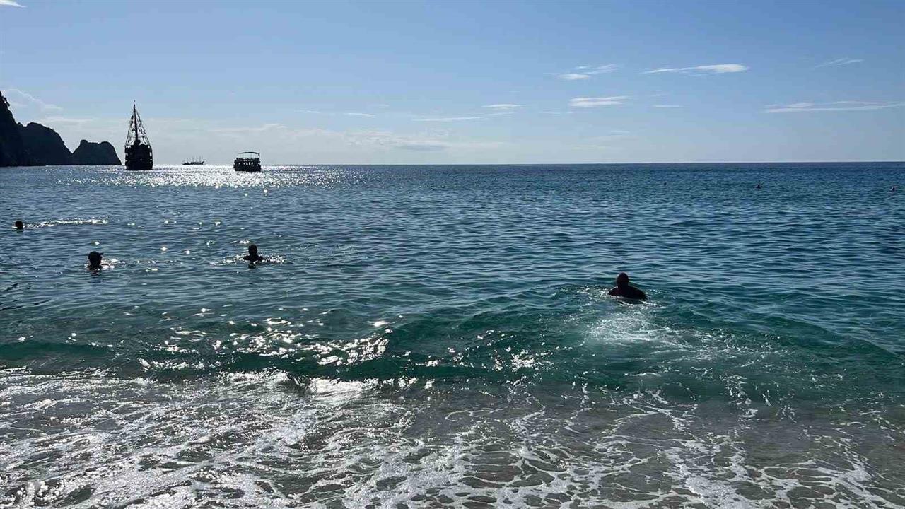 Alanya'da Kasım Ayında Güneşli Hava ve Deniz Keyfi Yaşanıyor