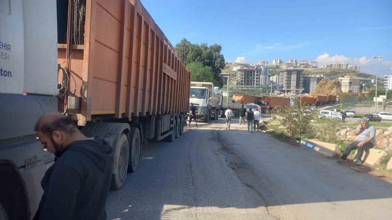 İzmir Çiğli'de Çiğli Belediyesi ve Vatandaşlar, Çöp Kamyonlarına Tepki Gösterdi