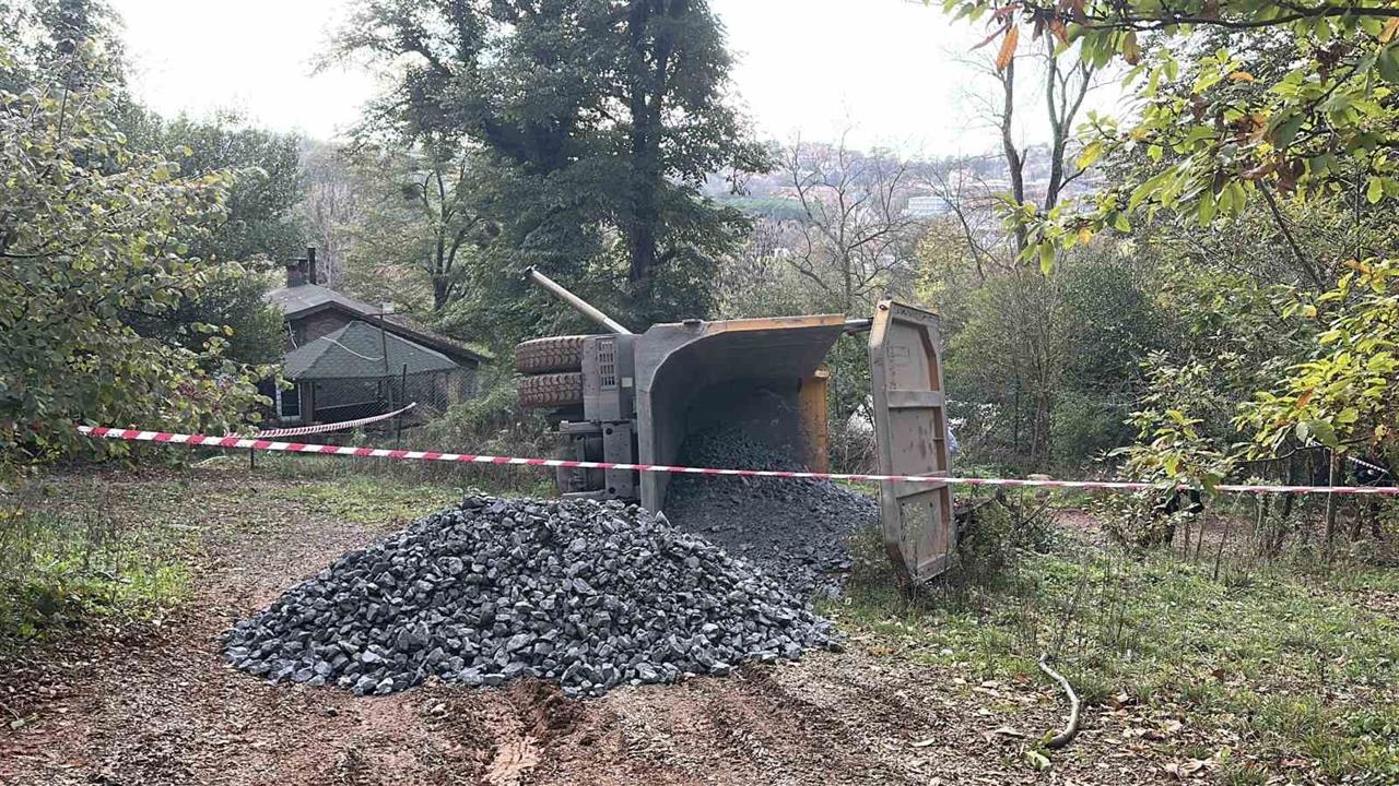 İstanbul Beykoz'da Mıcır Yüklü Kamyonun Devrilmesi Sonucu 1 Kişi Yaralandı