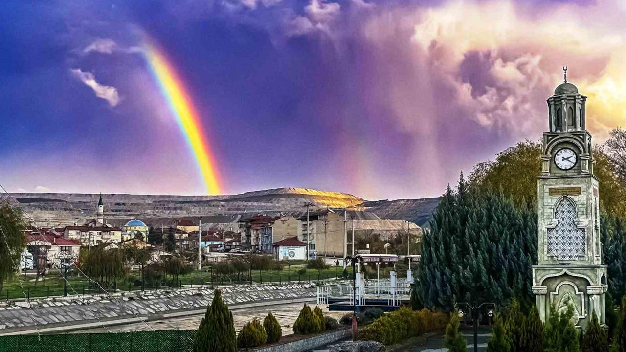 Kütahya Hisarcık’ta Gökkuşağının Saat Kulesi Üzerinde Görüntüsü Vatandaşları Büyüledi