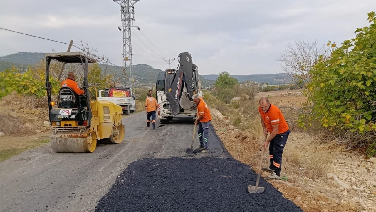 Büyükşehir Belediyesi Ekipleri Tarsus’ta Yol Islah ve Asfalt Yama Çalışmalarına Devam Ediyor