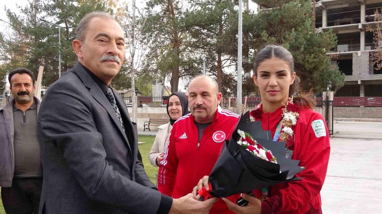 Van'da Altın Madalya Kazanan Boksör Evin Erginoğuz Çiçeklerle Karşılandı