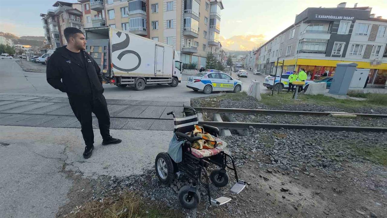 Kütahya'da Hemzemin Geçitte Akülü Aracı Devrilen Engelli Vatandaş Hastaneye Kaldırıldı