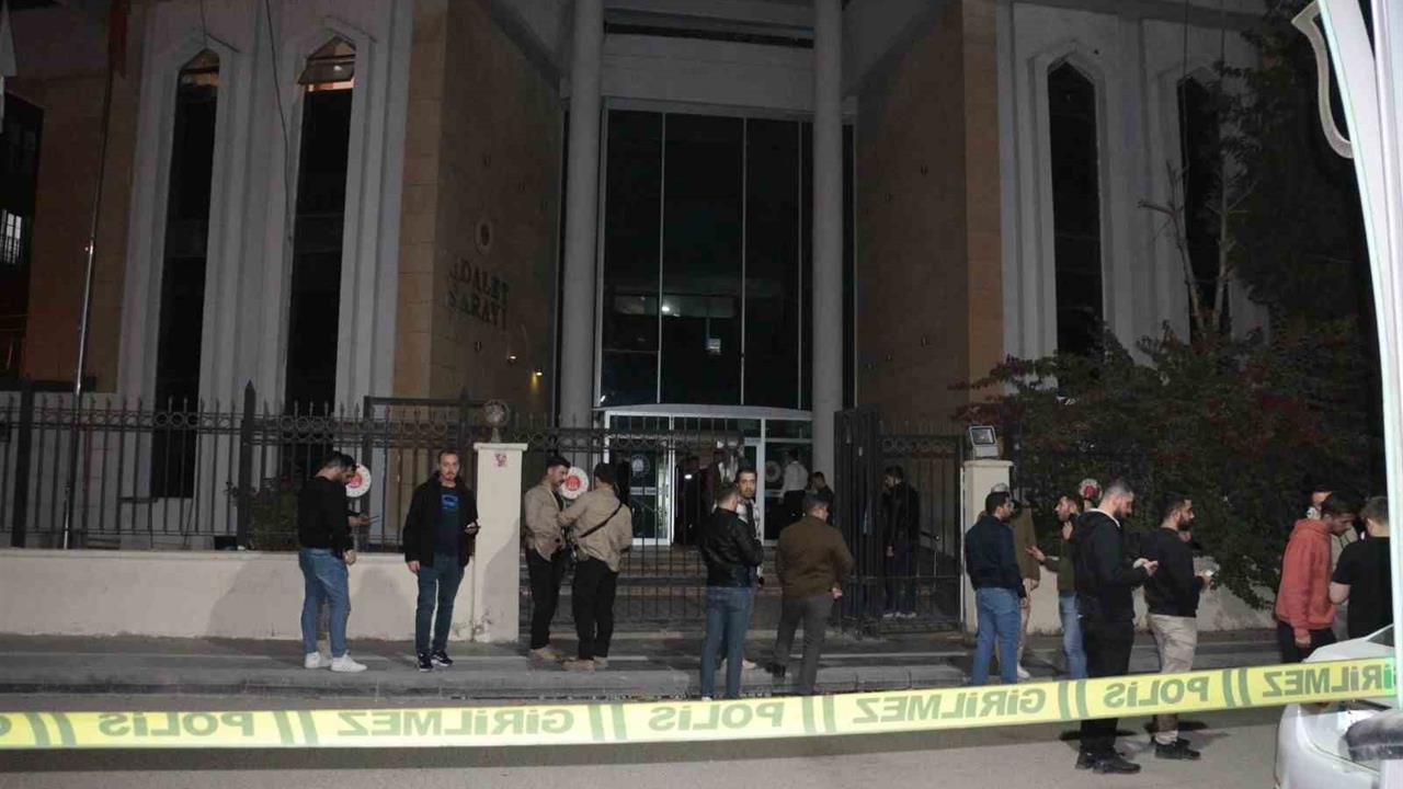 Cizre'de Adliye Çıkışında Silahlı Saldırıda 2 Kişi Ağır Yaralandı