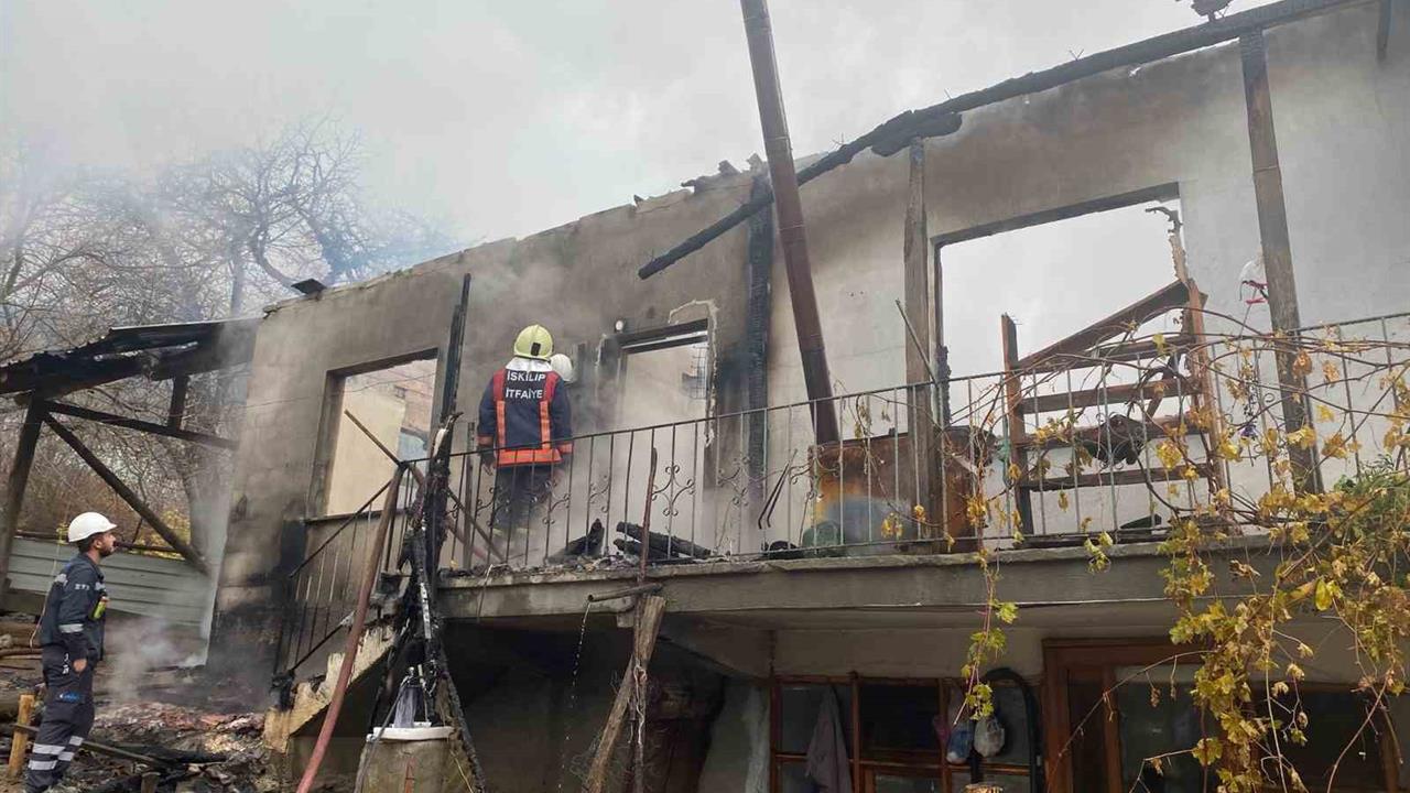 Çorum İskilip'te Müstakil Bir Evde Yangın Çıktı, Tamamen Yandı
