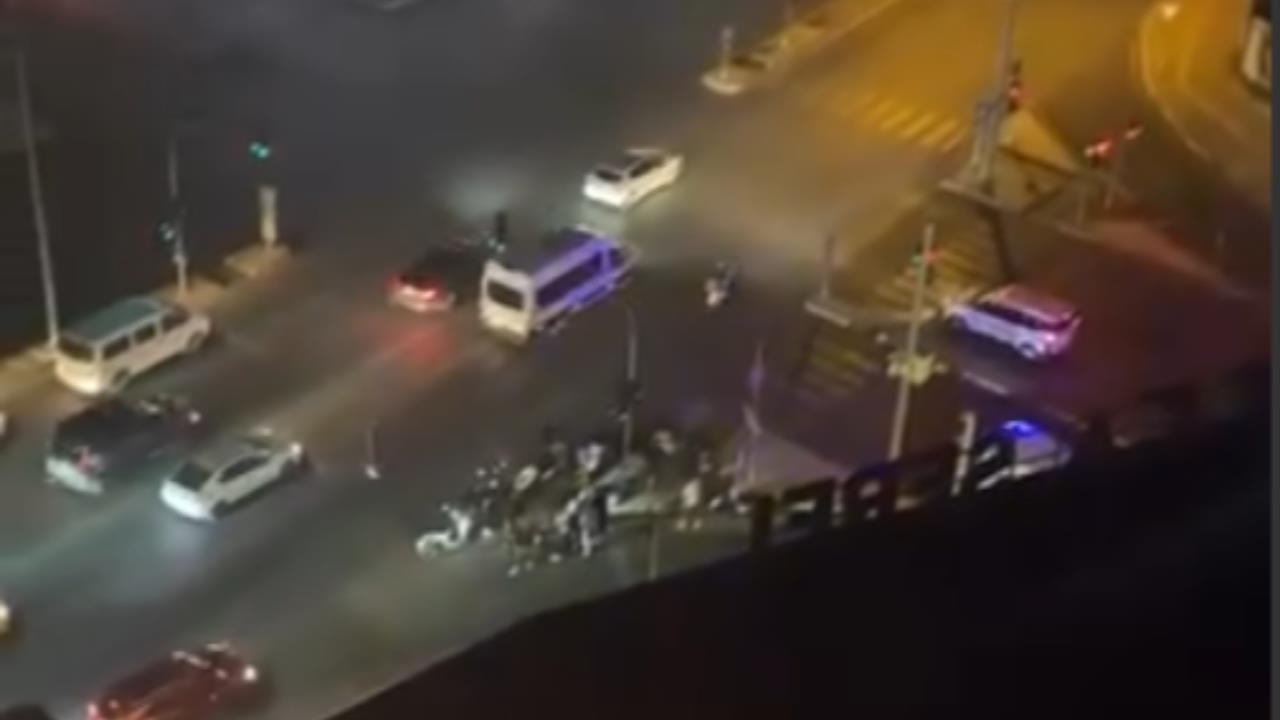 Mezitli'de Motosiklet Kazası: Trafik Işıkları Olay Yeri Oldu