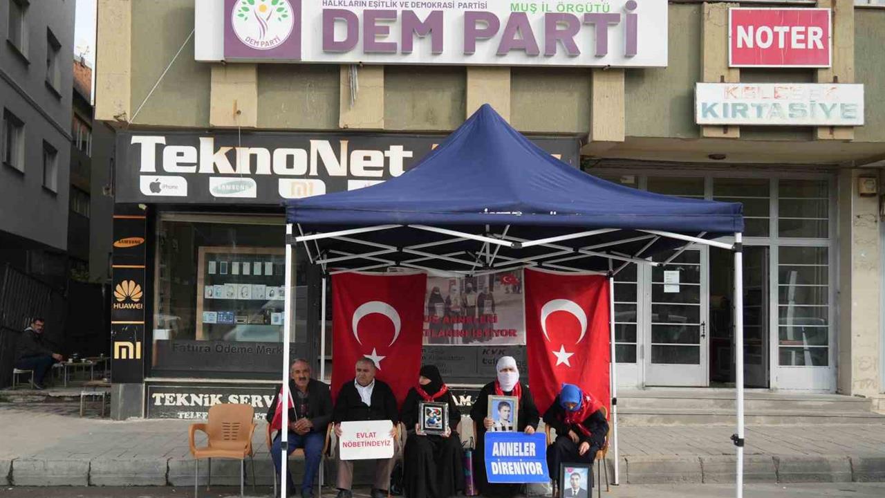 Muş'ta Annelerin Evlat Nöbeti Devam Ediyor, Umutlar Sürüyor