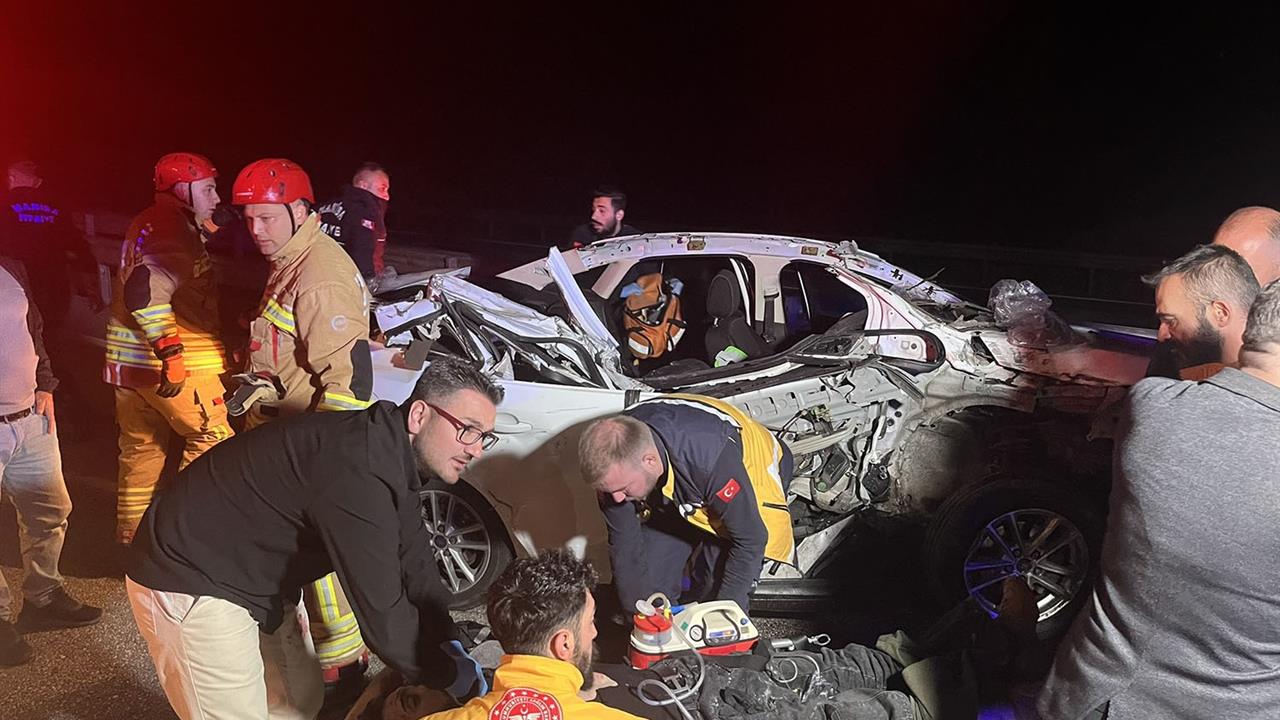 Manisa Kula'da Kamyonete Çarpan Otomobilde 1 Kişi Hayatını Kaybetti, 2 Kişi Yaralandı