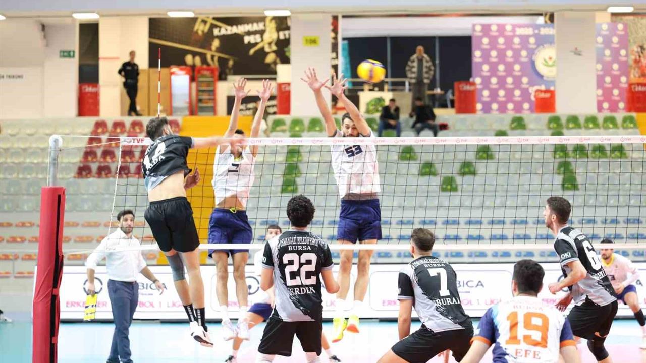Bursa Osmangazi'de Voleybol Takımı 3-1 Kaybetti, Başantrenör Güner Karakaya Açıklama Yaptı