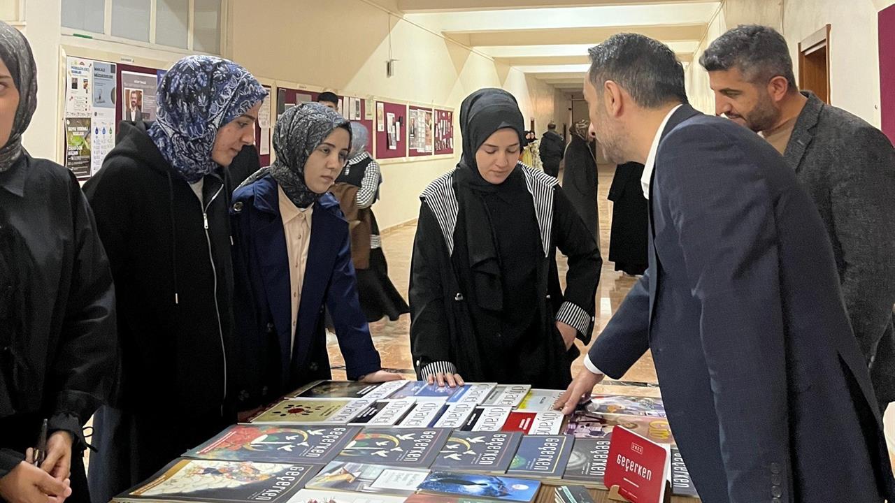 Erzurum'da Gençlik Koordinatörlüğü, Öğrencilere Rehberlik İçin Stant Açtı