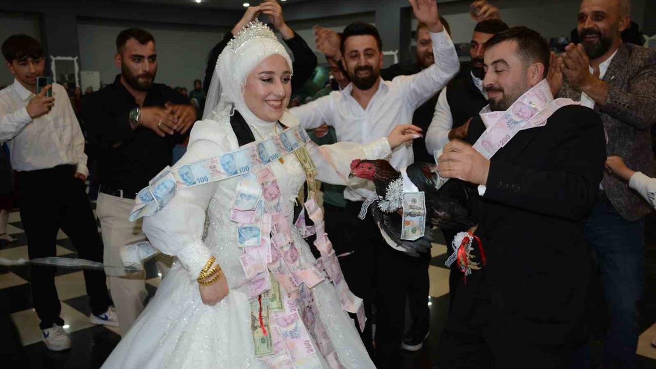 Artvin'de Düğününde Damada Canlı Tavuk ve Horoz Hediye Edildi
