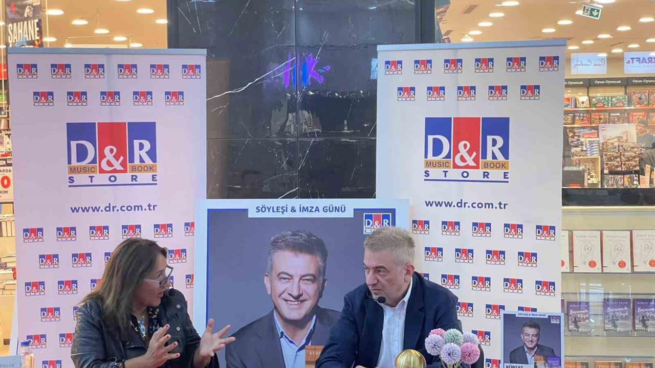 Mardin'de Kürşat Başar, Kitap İmza Günü İçin Mardian Mall'de Okurlarıyla Buluştu