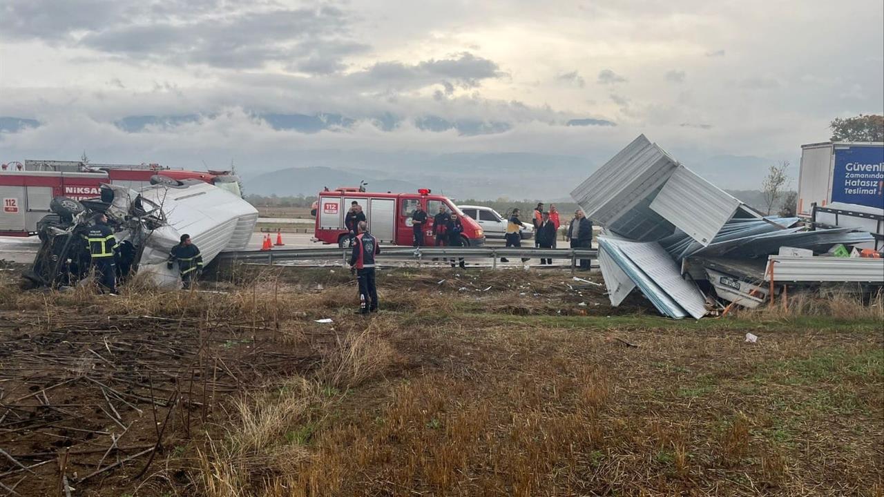 Tokat Niksar'da Yapı Malzemesi Yüklü Kamyonete Çarpan Minibüs Sürücüsü Yaralandı