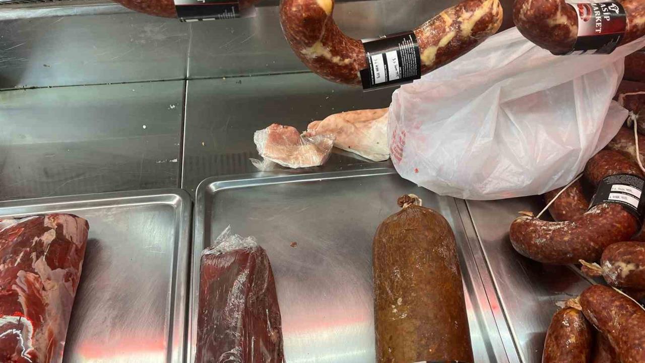 Bilecik'te Zabıta, Kasap Dükkanında Olumsuzluklar Tespit Etti