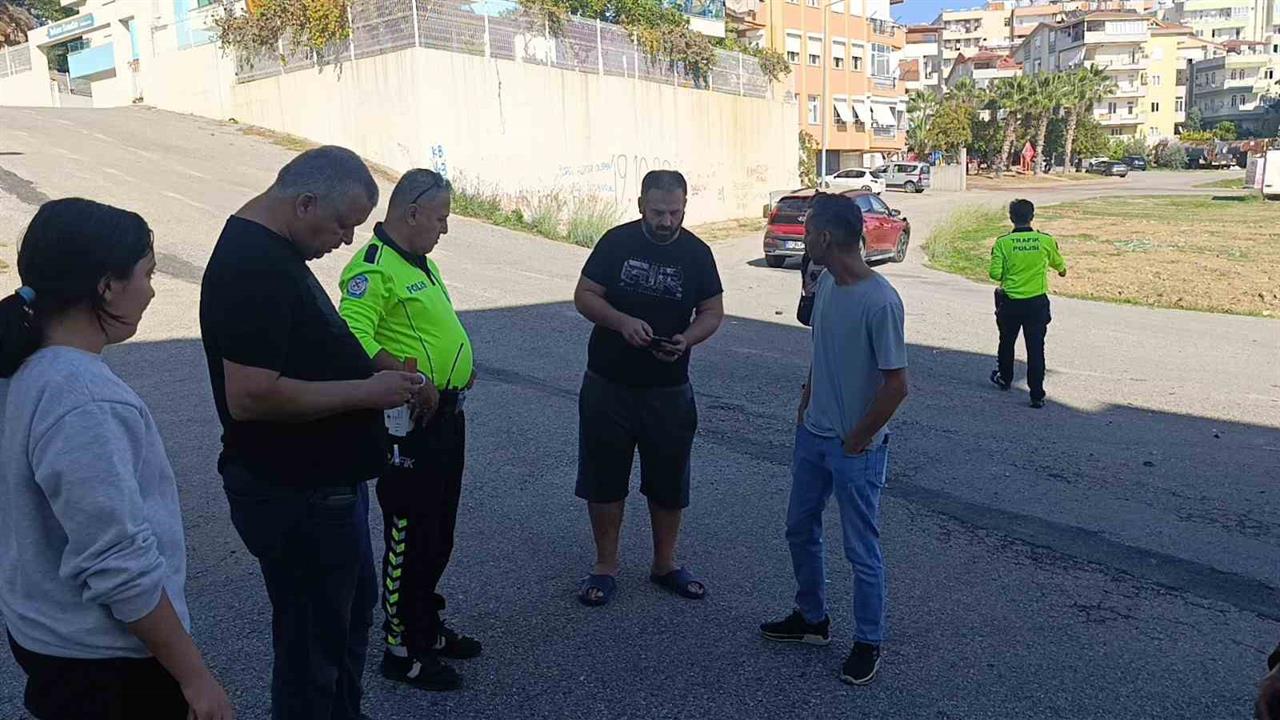 Antalya Manavgat'ta İki Otomobilin Çarpışması Sonucu 9 Aylık Bebek Hastaneye Götürüldü