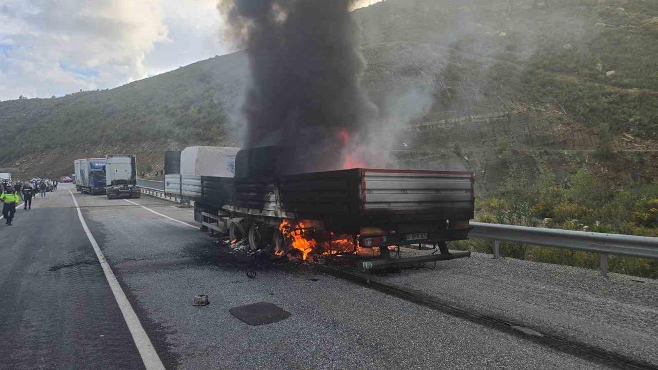 Antalya Konya D-687 Karayolunda Mermer Yüklü Tır Yangını Meydana Geldi