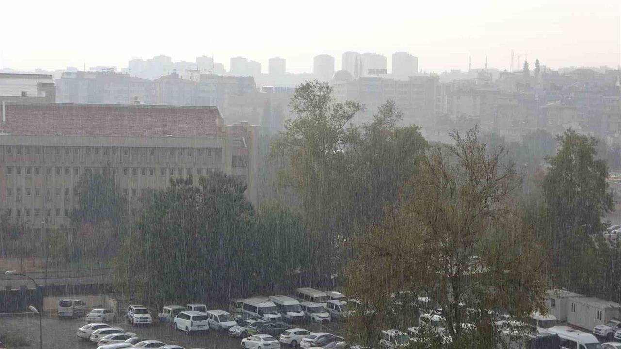 Gaziantep'te Sabaha Karşı Başlayan Sağanak Yağış Şehirde Su Birikintilerine Neden Oldu