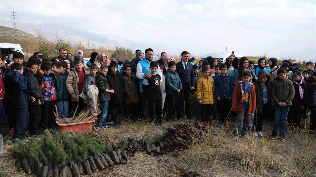 Erzincan Esentepe'de Gerçekleşen Fidan Dikimi Etkinliğine Yoğun İlgi Gösterildi