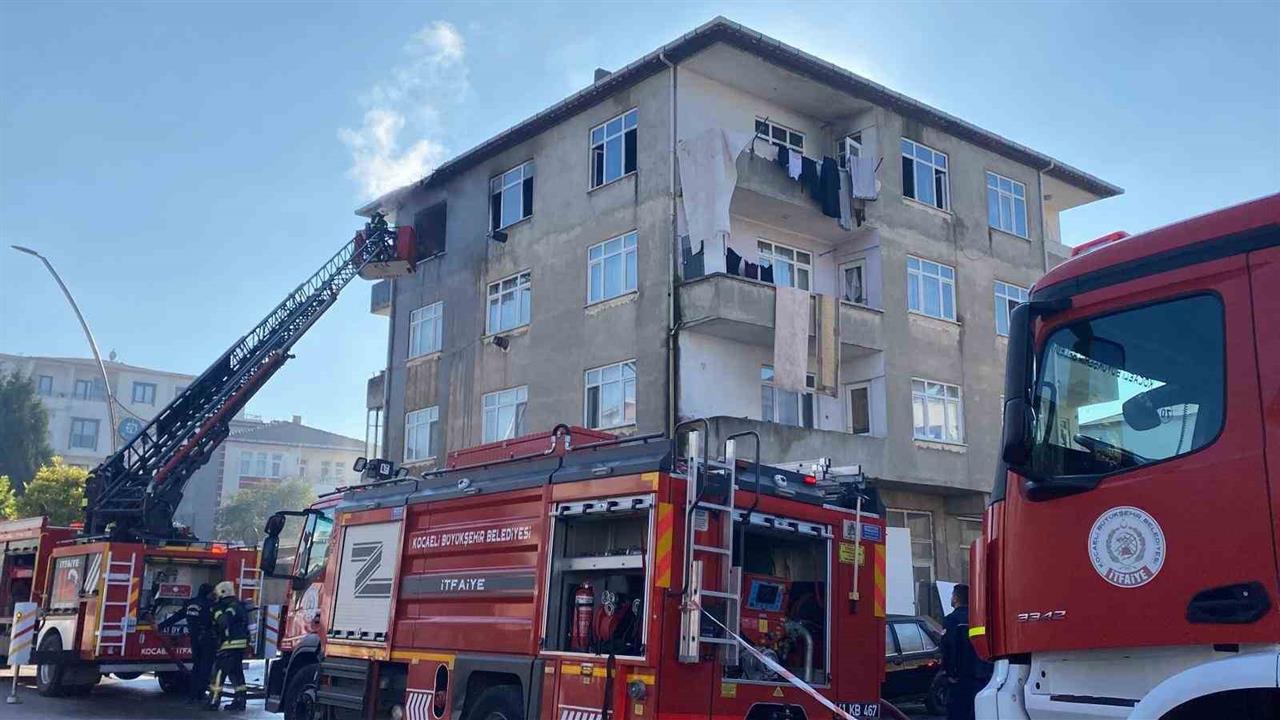 Kocaeli Kartepe'de 4 Katlı Binada Yangın Çıktı, İtfaiye Müdahale Etti