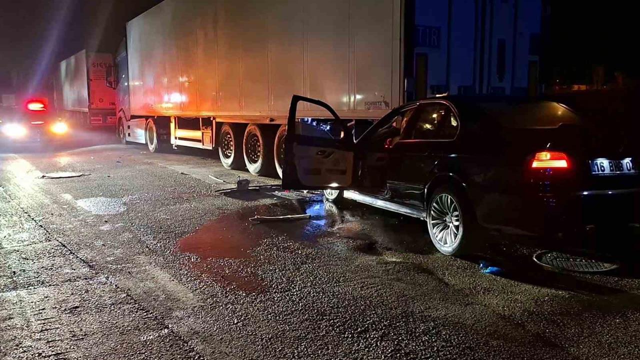 Bursa Nilüfer'de Park Halindeki Tıra Çarpan Otomobilin Sürücüsü Ağır Yaralandı