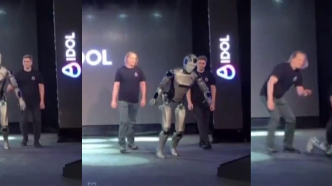 Moskova'daki Teknoloji Etkinliğinde Robot Yere Düştü