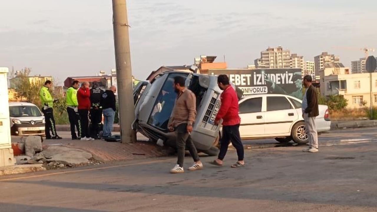 Tarsus’ta Sabah Saatlerinde Kaza: Otomobil Hafif Ticari’ye Çarptı, Hafif Ticari Yan Yattı!